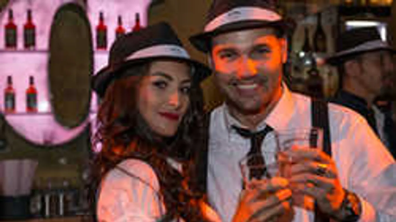 Edzés közben simogatja hatalmas keblét a magyar sztár felesége - Videó