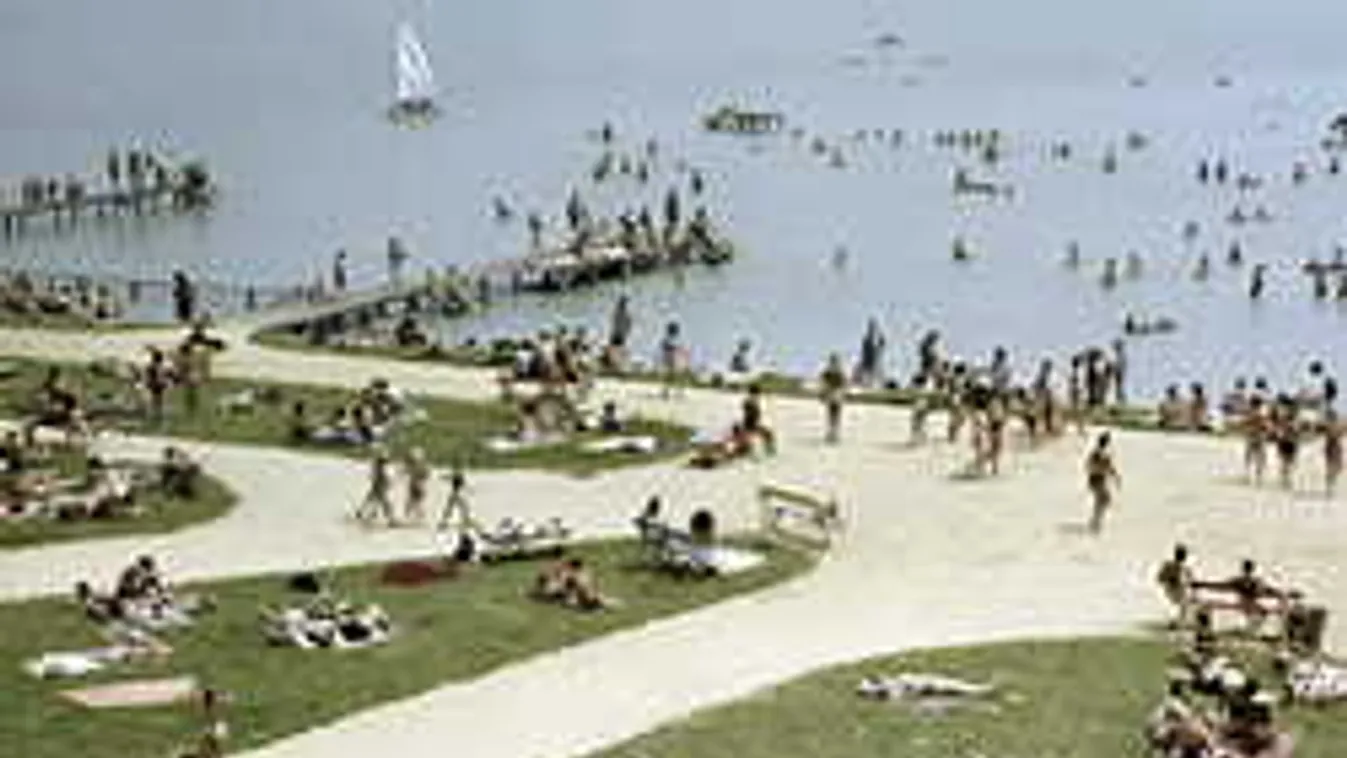Elképesztő tömeg a Balatonnál, a vízben is alig van hely