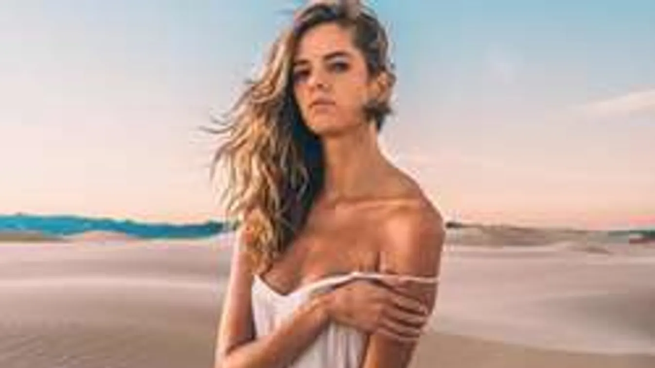 Anyaszült meztelenül pózol a leghosszabb lábú modell