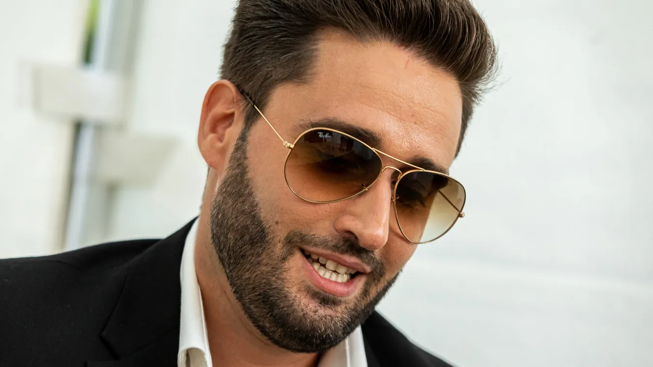 Elképesztő fotó került elő a magyar énekesről, te felismernéd?