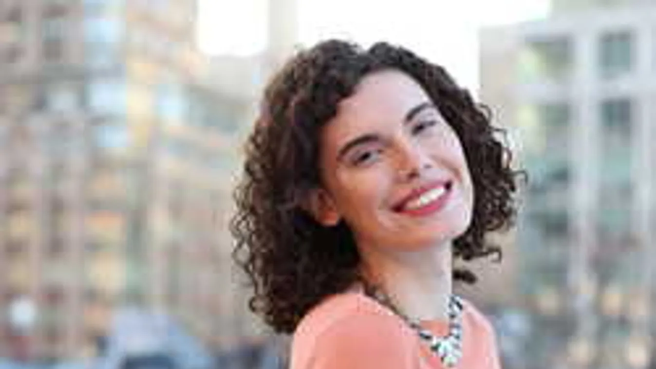 Cukros bácsi segítette, gyönyörű nő lett a fiúból