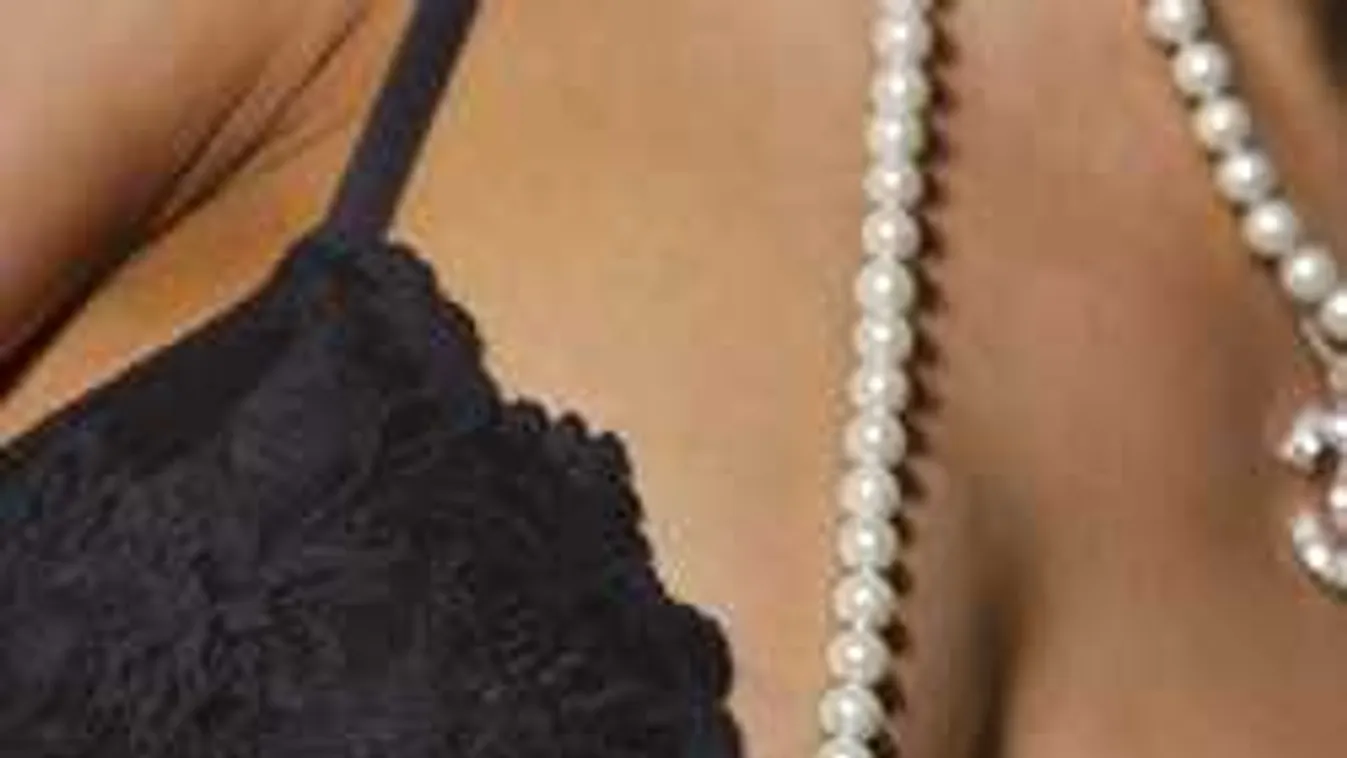 Egyetemi előadás közben vetkőzött a lány - videóval