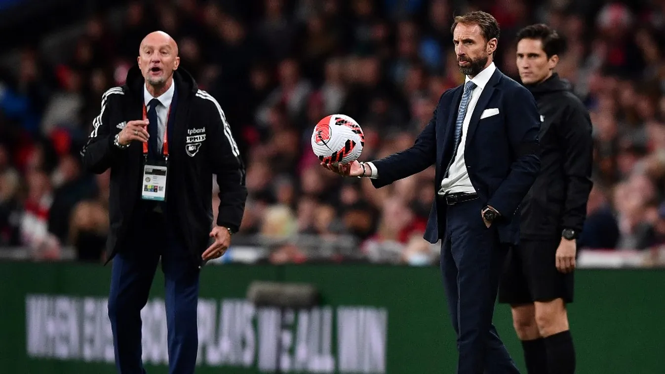 A labda Southgate-nél, de az 1-1-gyel ezt a meccsüket Rossi (balra) nyerte