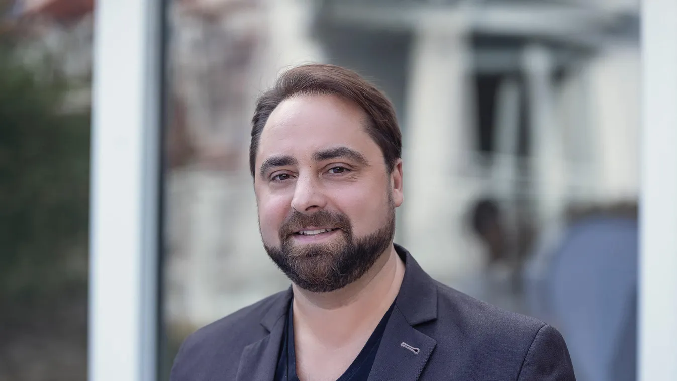 Az autóját is el kellett adnia, komphajóra menekülne a vírus elől a magyar énekes