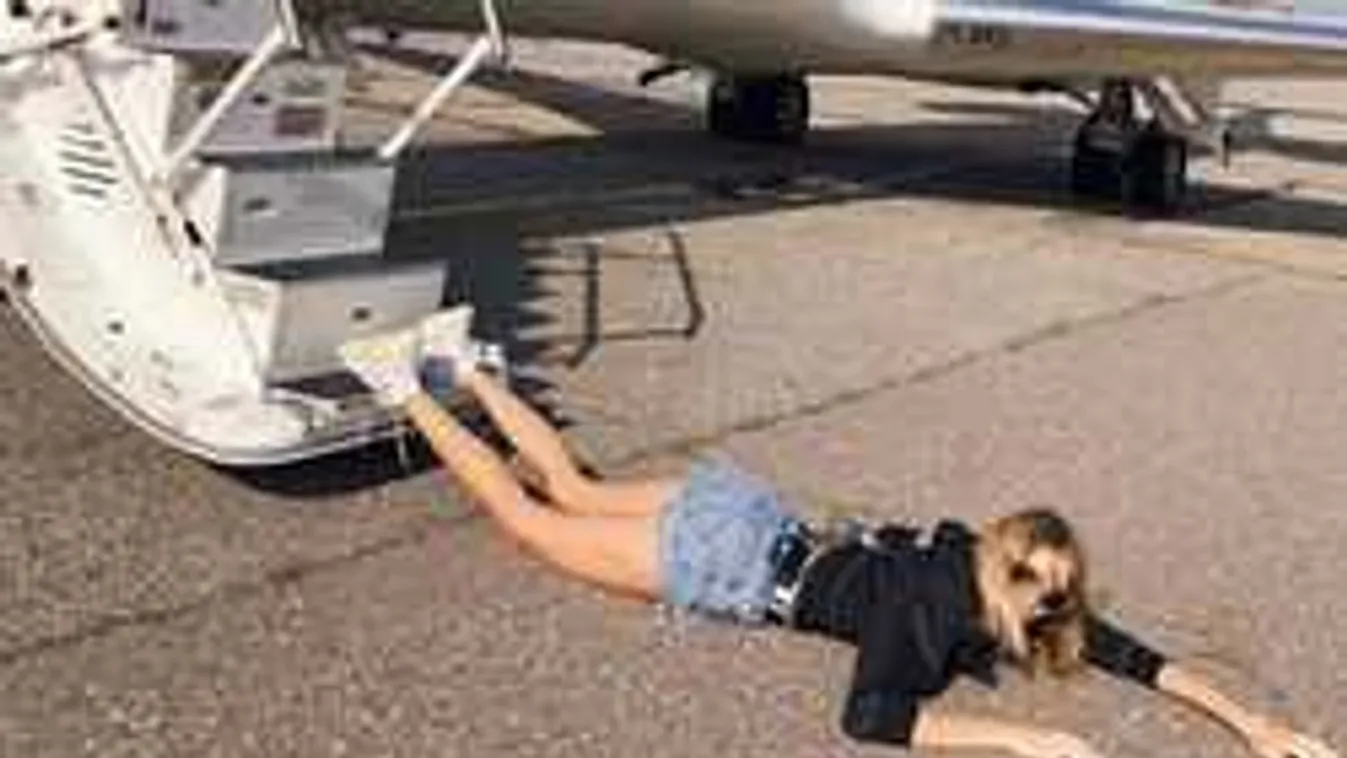 A szelfinek lőttek, újabban ilyen bizarr módon pózolnak a nők