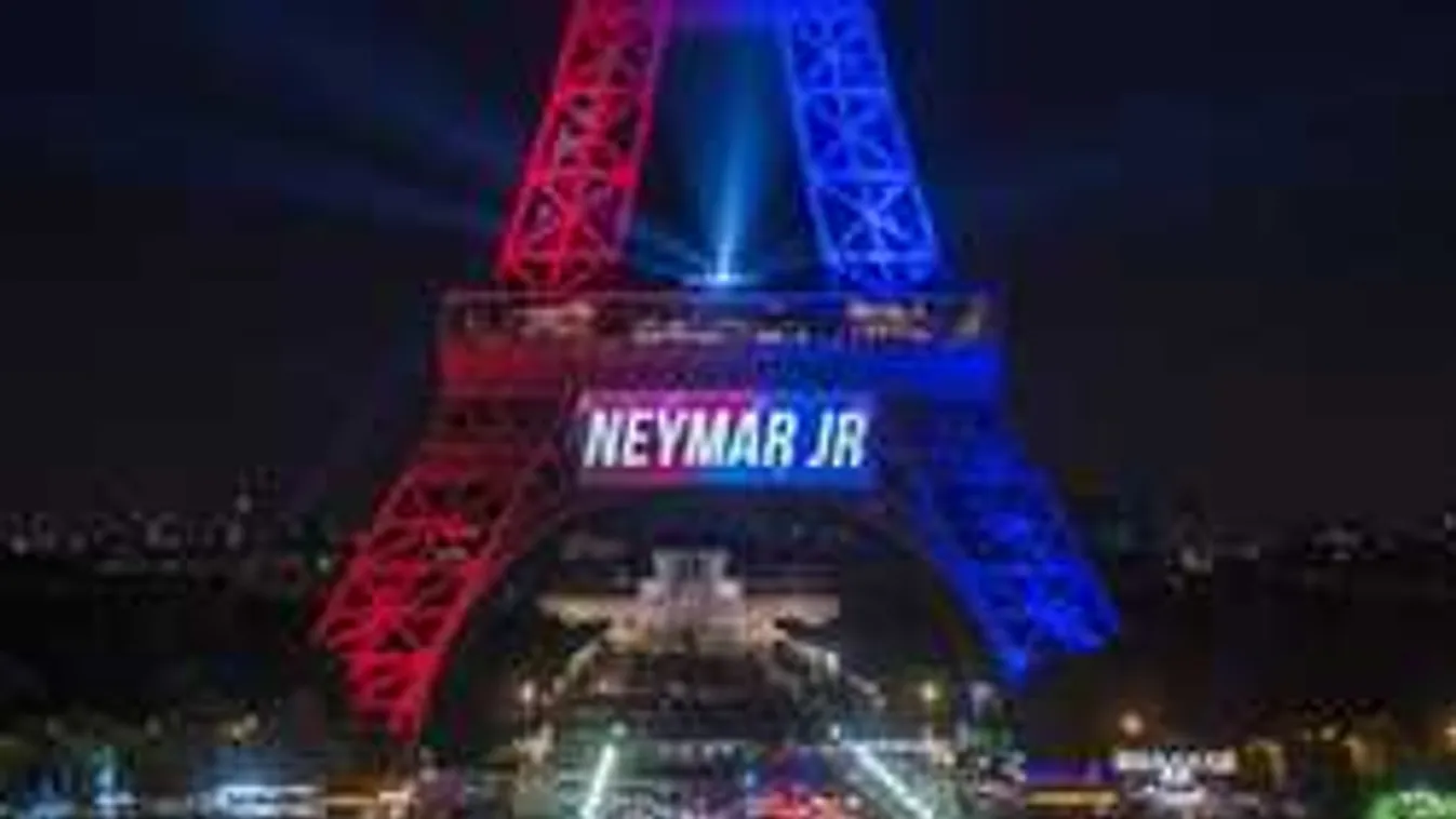 Pánik Párizsban: Allahu akbar kiáltással rohant a tömegbe a késes támadó