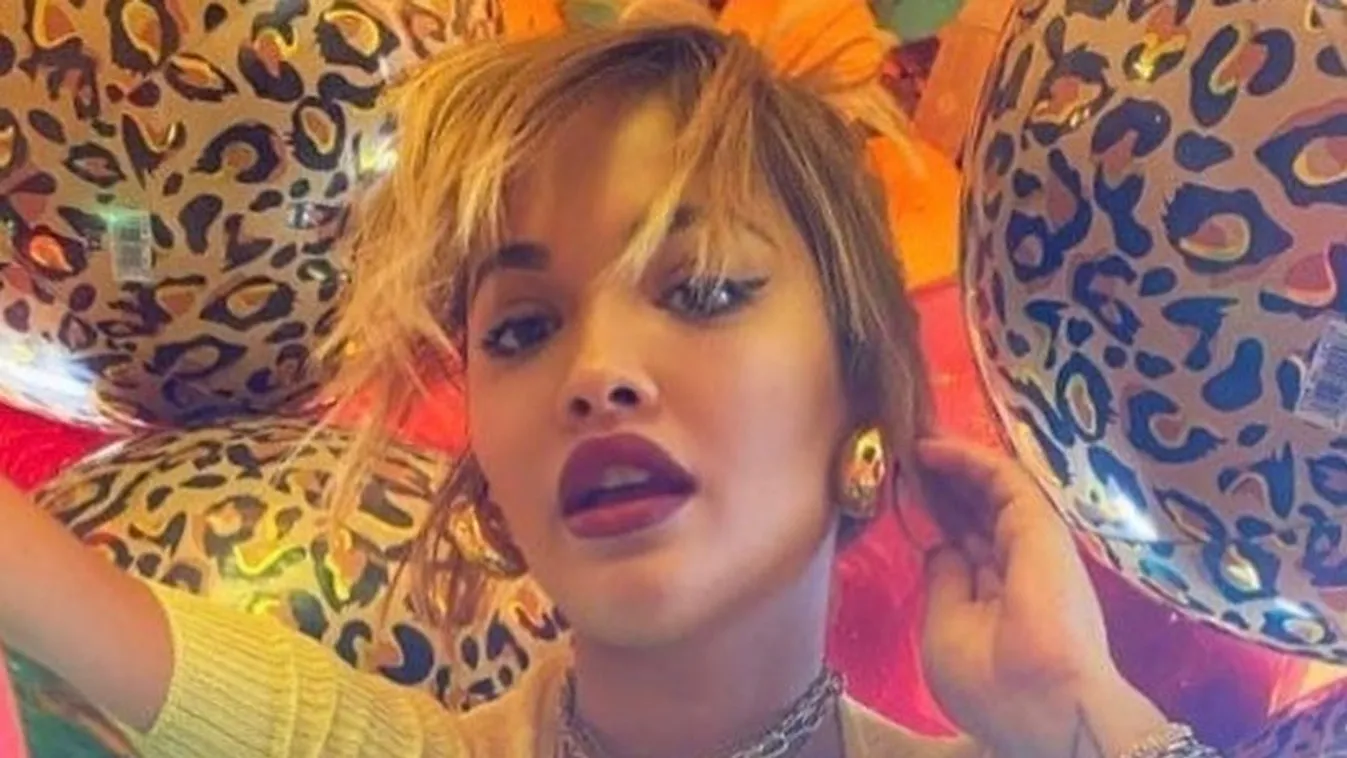 Nem sokat takaró melltartóban napoztatta cickóit Rita Ora