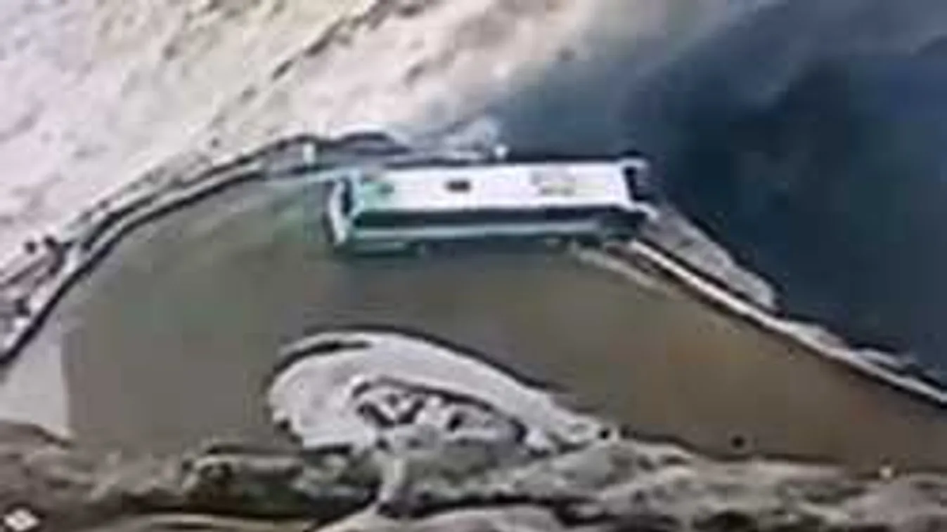 Halálra rémültek a turistabusz utasai a döbbenetes baleset során! - videó