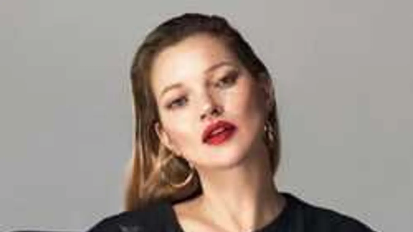 43 évesen vetkőzött meztelenre Kate Moss!