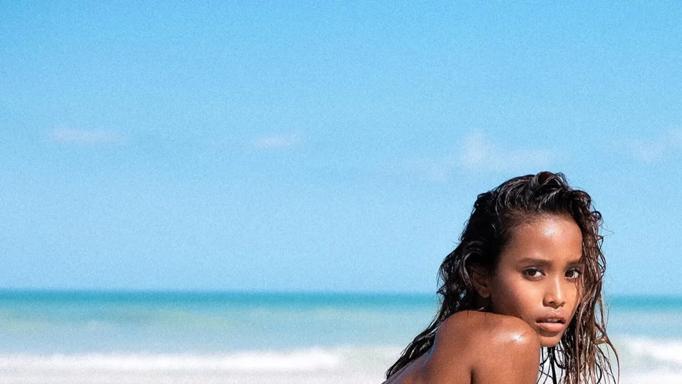 Tangában takarító üzletasszonyról készült lesifotó