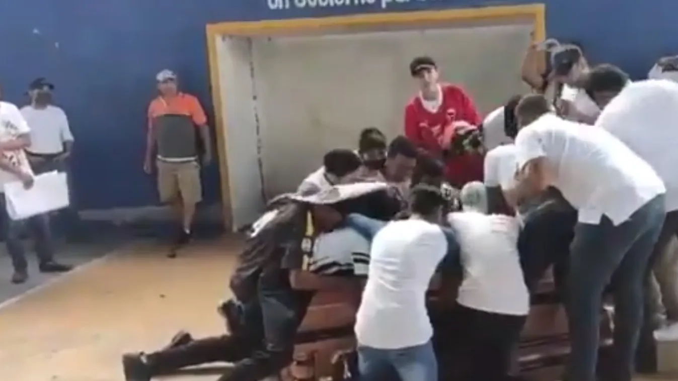 Erre nincsenek szavak: barátjuk koporsójával fociztak a fiatalok – videó