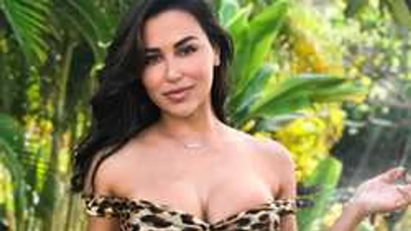 Ledobta a melltartót, szexi pózban pucérkodik a dús keblű sportolónő