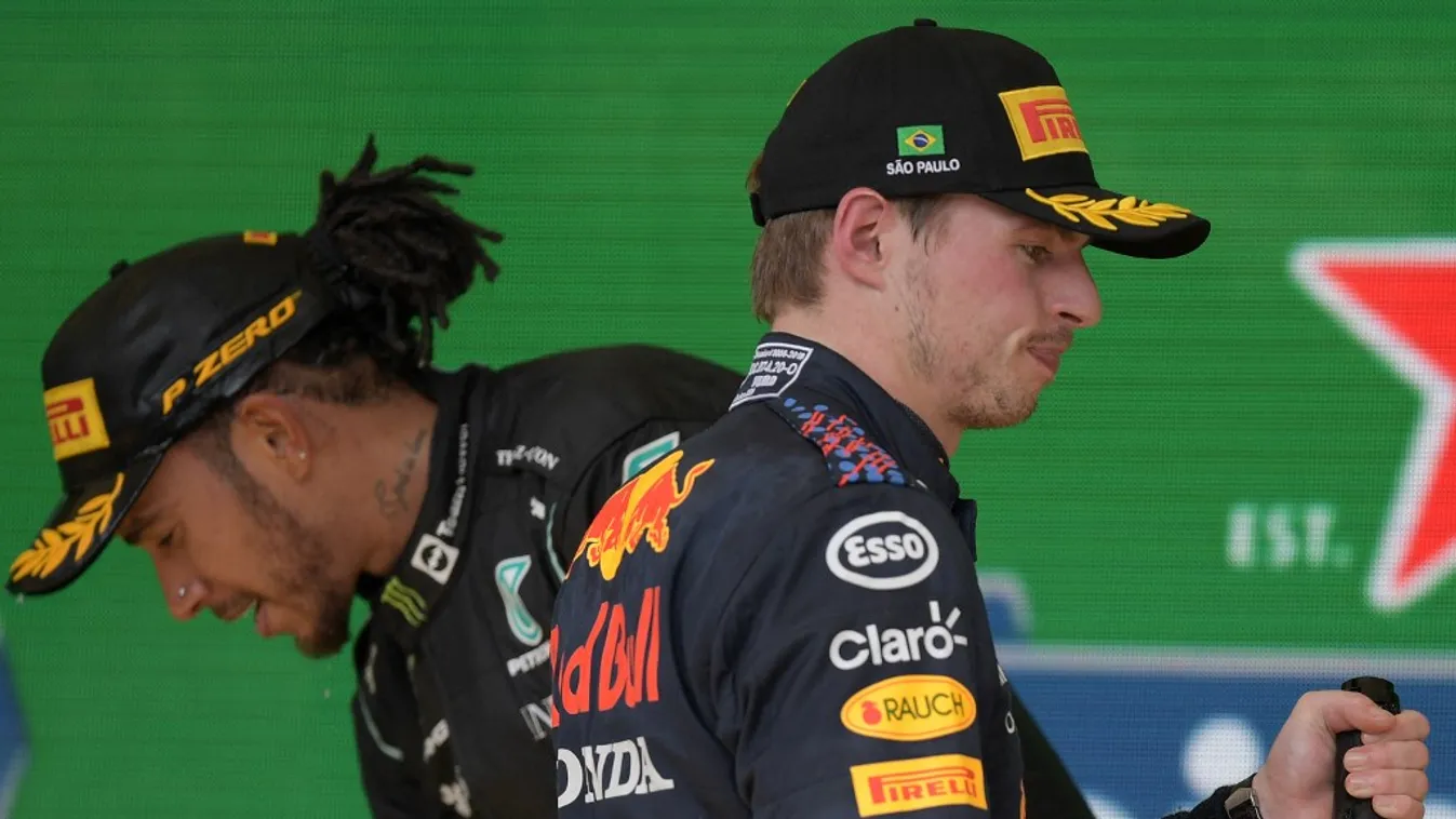 Hamilton (balra) a nyolcadik vb-jét nyerheti, de egyelőre csak kapaszkodik Verstappen mögött