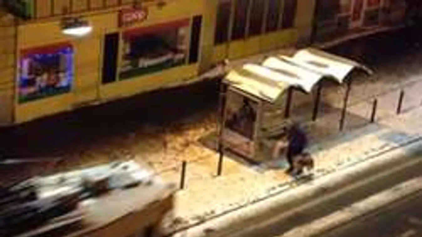 Így lett sztár a villamosmegállóban őrjöngő férfiből!