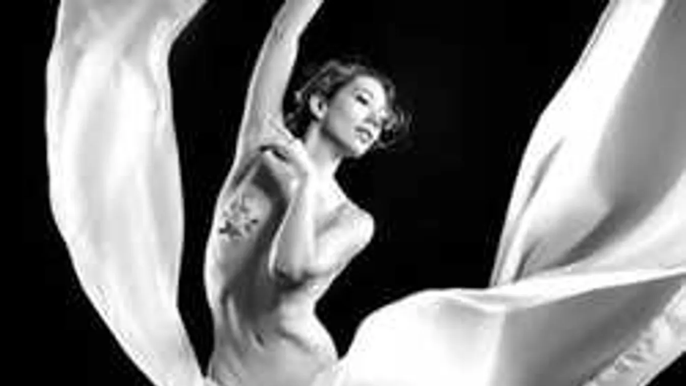 Egy szál bugyiban gyakorolt a gyönyörű balett-táncos!