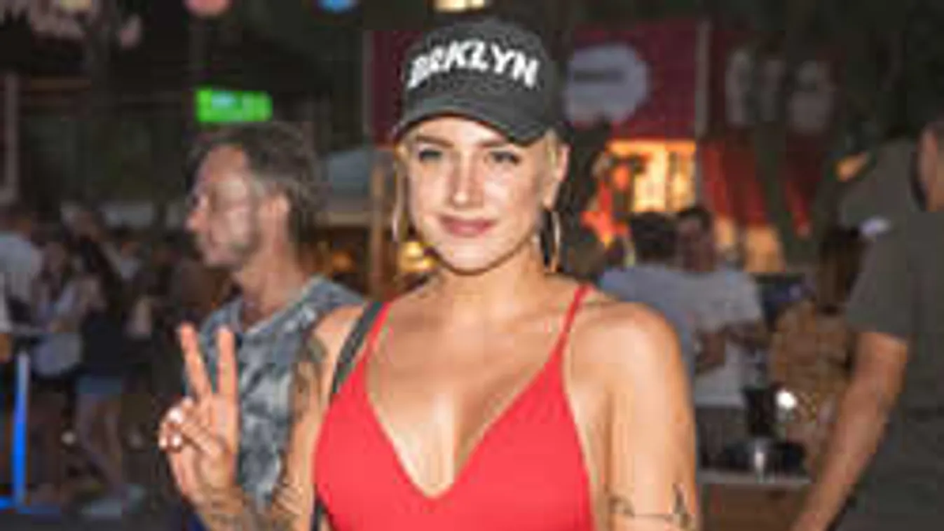 Üzent a fiatal lányoknak Tóth Gabi: Csajok, ezt felejtsétek el!