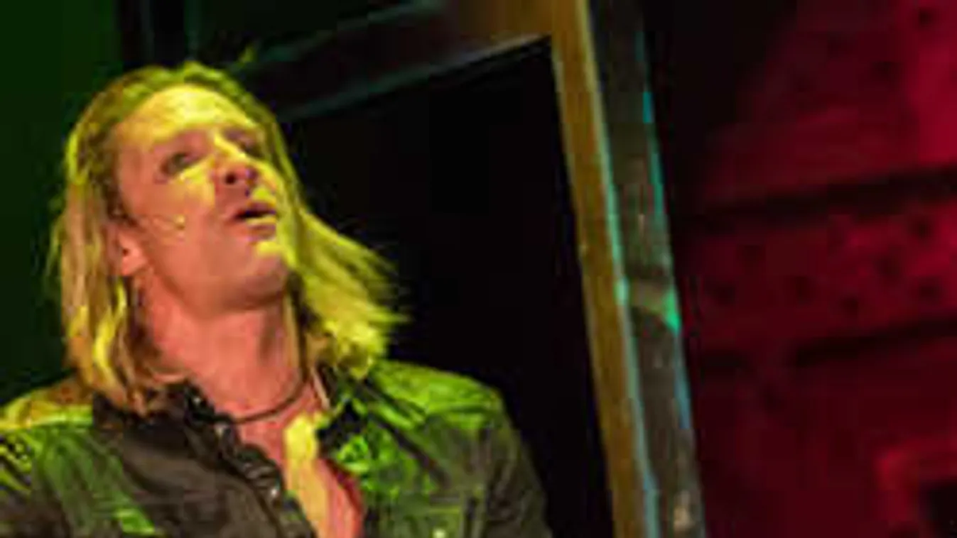 Így csókolja 23 éves partnerét Pintér Tibor