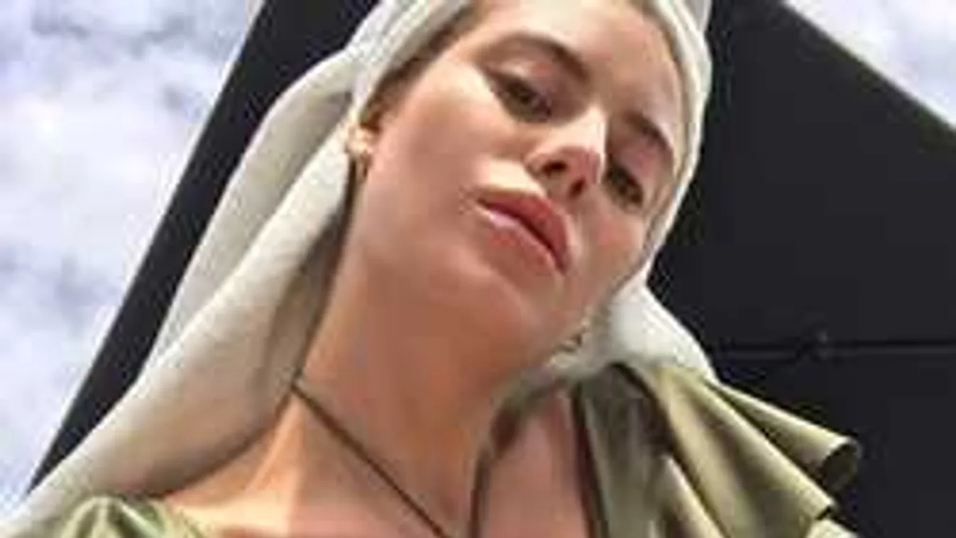 Hetyke ciciket, csupasz idomokat mutat az álomtestű modell