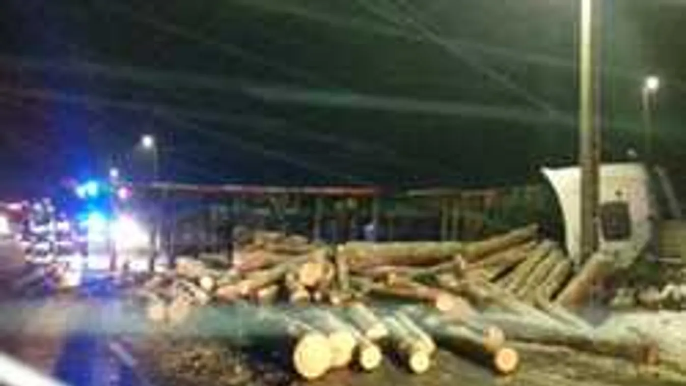 Helyszíni fotók a súlyos balesetről: farönkök a főúton Tolna megyében