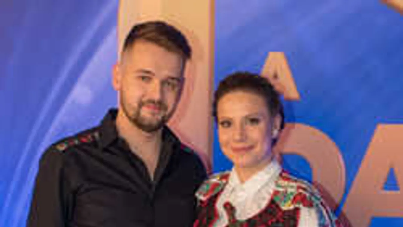 Ez nem semmi: megmutatta testét a várandós magyar énekesnő