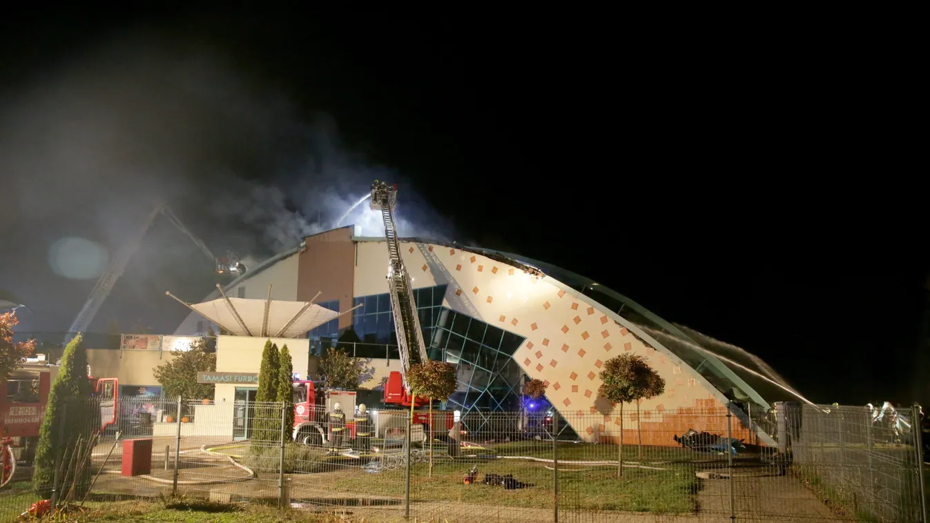 Negyven tűzoltó oltotta a lángokat: megrázó fotókon a kigyulladt tamási termálfürdő