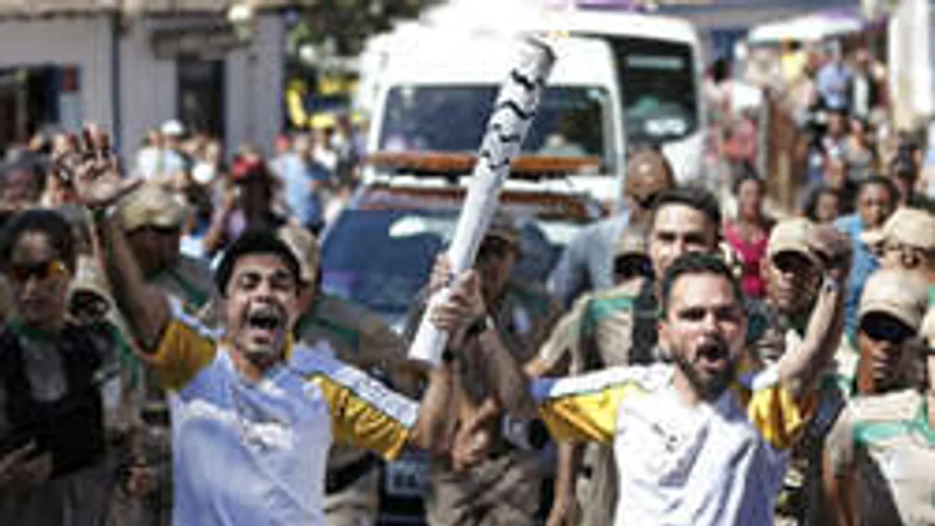 Az életükért kellett futniuk az olimpiai lángvivőknek a megnyitó előtt