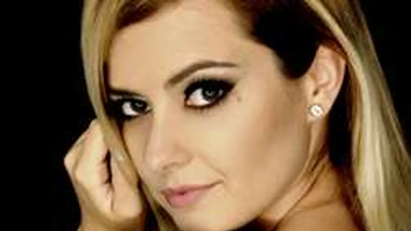 Intim pillanatban kapták lencsevégre a fiatal magyar énekesnőt