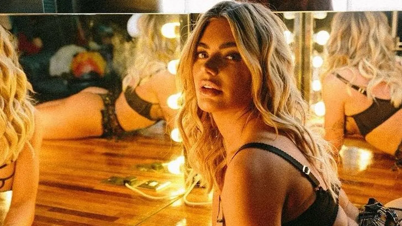 Hatalmasat villantott a tévésztár: a fél melle kiesett a ruhából