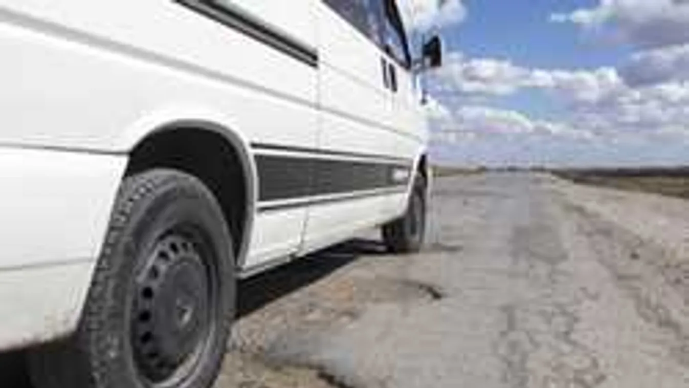 Bizarr kátyúmentesítés: Bevetésben a perverz gerillaosztag