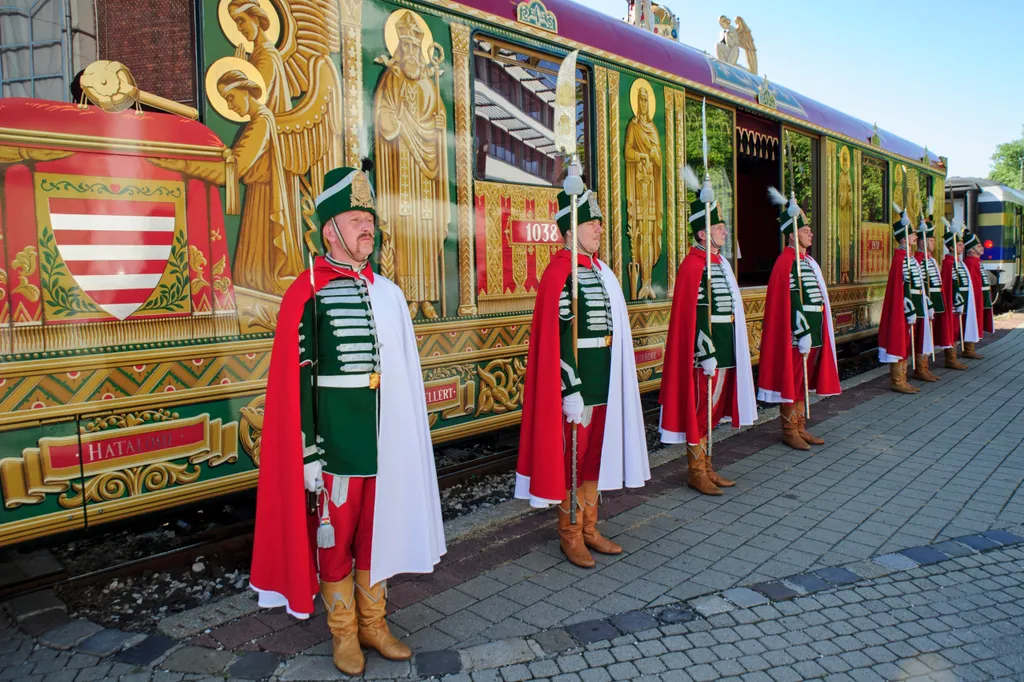 Az eredetileg 1938-ban elkészült, majd a II. világháborúban megsemmisült Aranyvonat újraépített Szent Jobb-ereklyeszállító kocsija a Vasúttörténeti Parkban 2020. augusztus 20-án, az államalapítás és az államalapító Szent István király ünnepén. Az ereklyeszállító kocsit a kormány megbízásából, a Magyar Nemzeti Múzeum irányításával a Dunakeszi Jármûjavítóban építették újra 5 év alatt, az eredetivel megegyezõen, de a mai vasúti közlekedésbiztonsági elõírásoknak megfelelõen. Az ereklyeszállító kocsiban a Szent Korona másolata látható, elõtte hagyományõrzõ koronaõrök állnak. MTI/Lakatos Péter