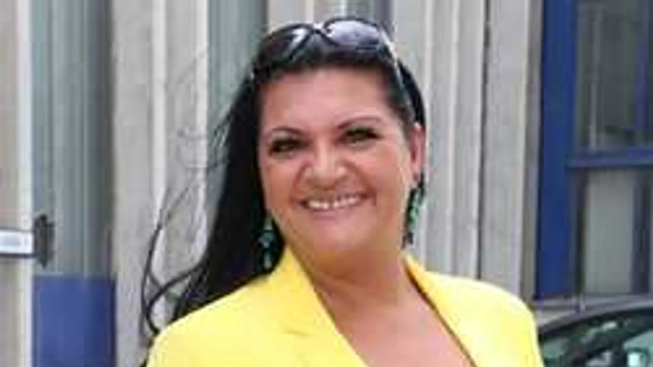 Így van most a magyar énekesnő, miután marhacsontot ültettek a szájába