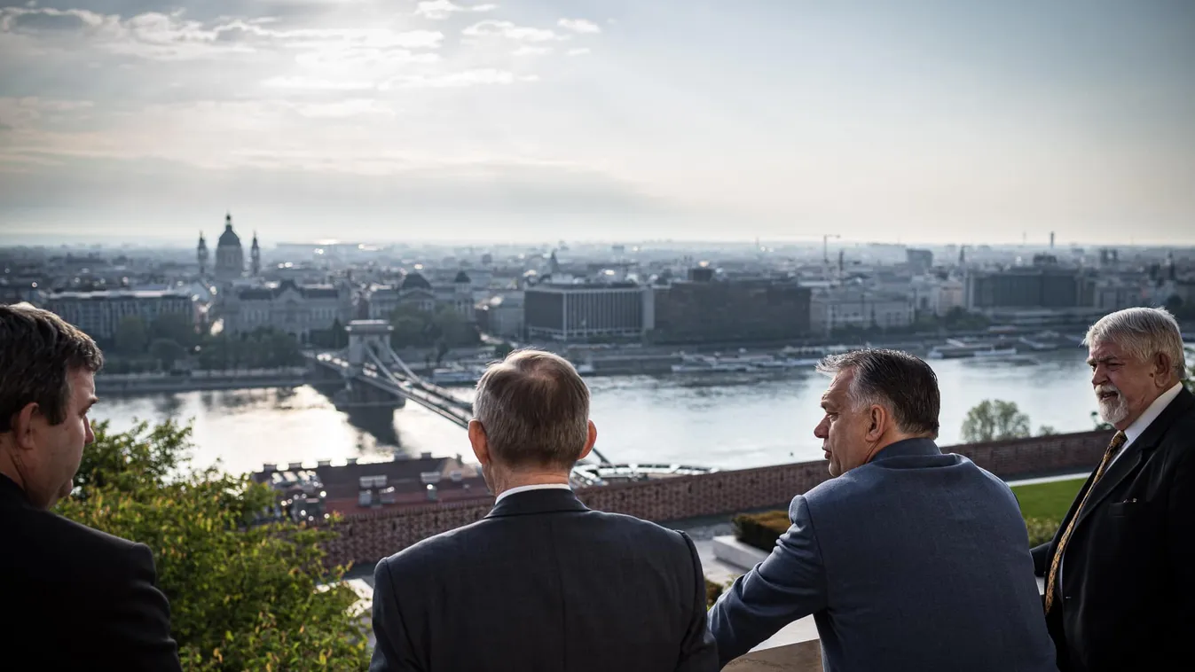 Tanácskozás előtt: az ébredező Budapestet csodálta Orbán Viktor