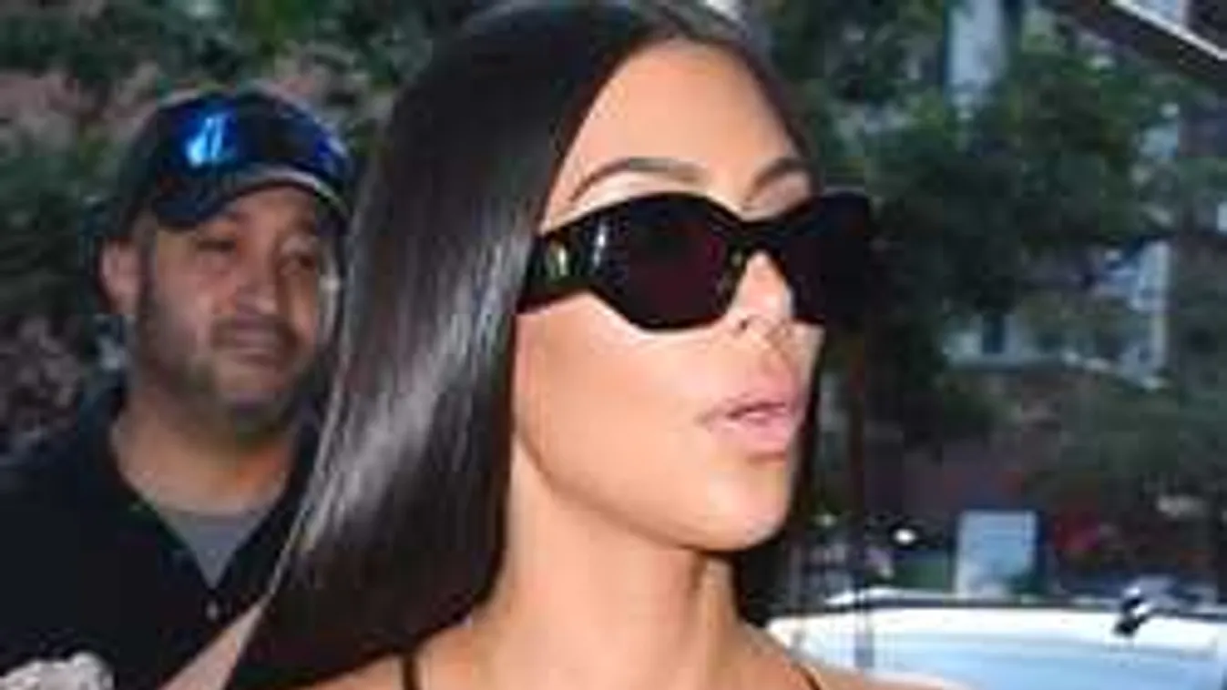 Elrontott plasztika: Elcsúsztak Kim Kardashian mellei