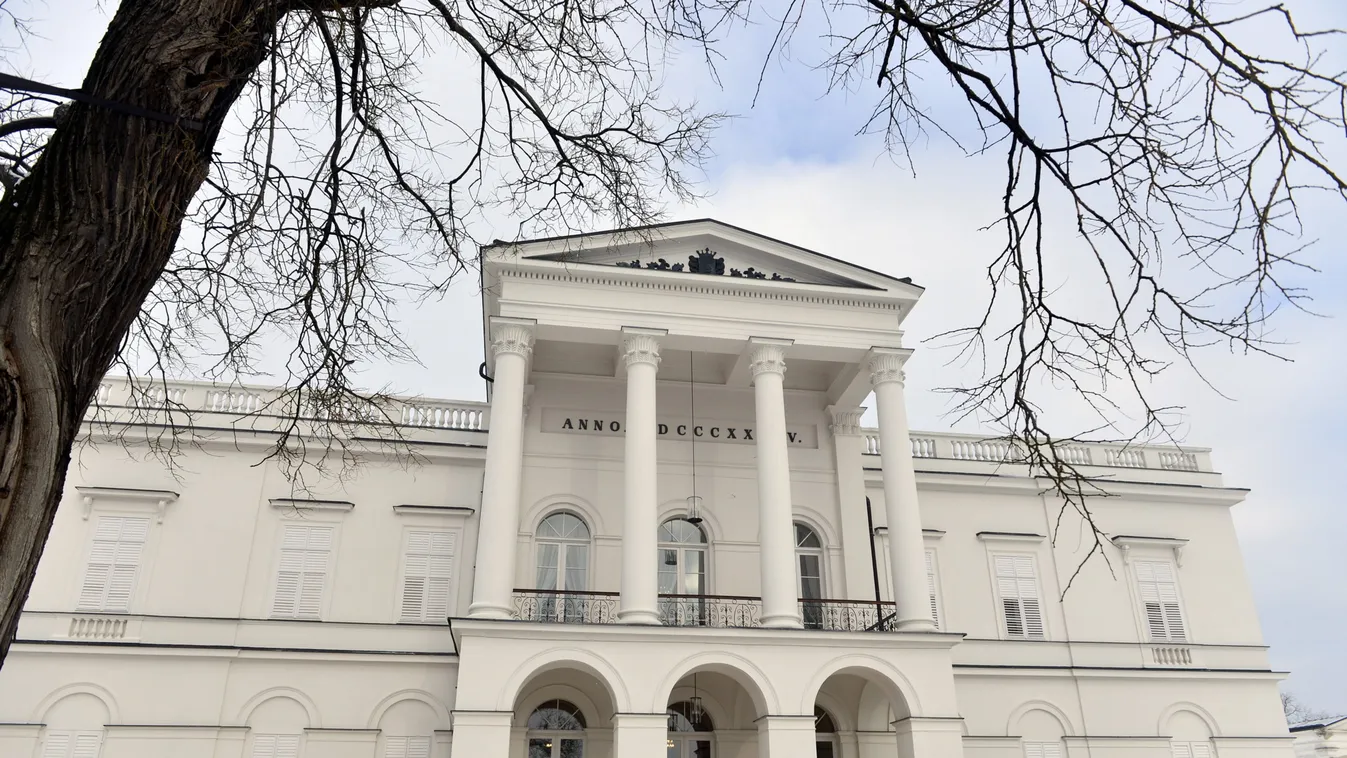 Szerelme kedvéért alakíttatta át bajnai kastélyát az ördöglovas – így néz ki most