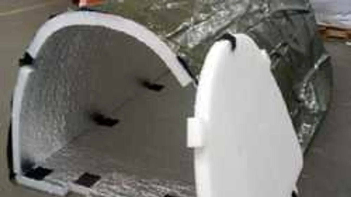 Hőtartó sátrakat osztogatnak az utcán élő migránsoknak