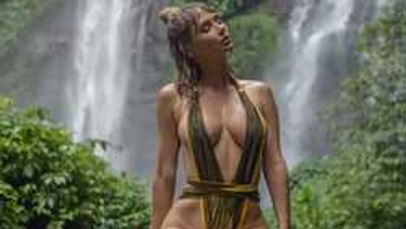 Nudizott a parton, forró fotó a káprázatos mellű bloggerlányról