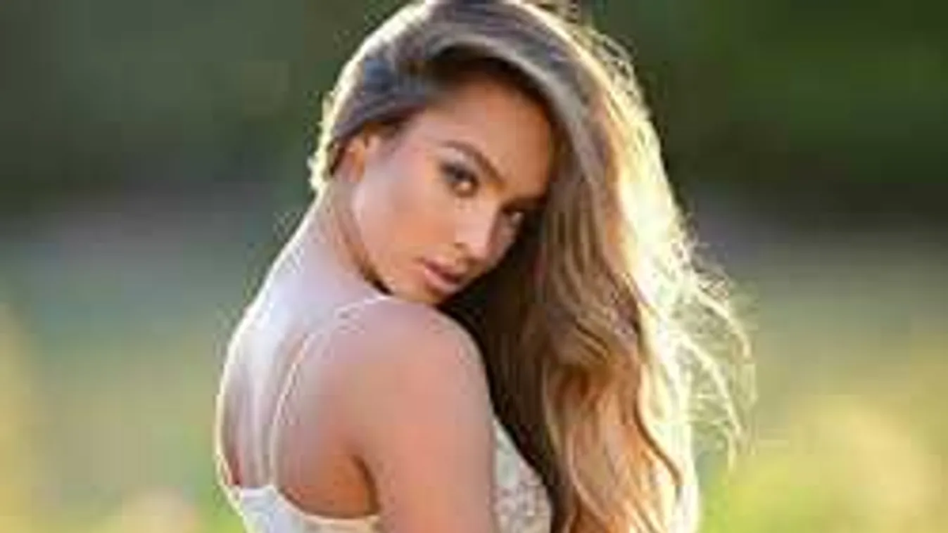 Vadító formák, meztelenül pózol a kerek fenekű modell