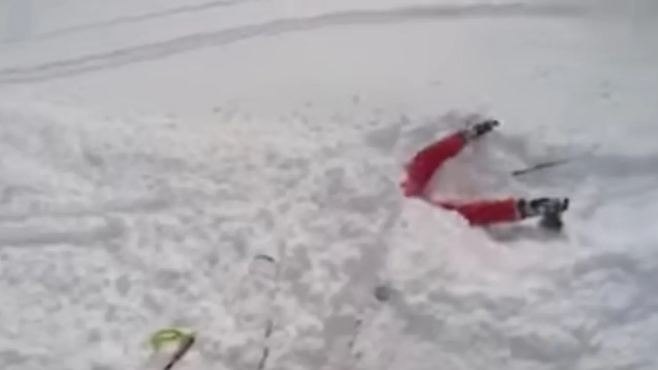 Fuldoklott a hóban és csak a lába látszódott ki ennek a síelőnek – videó