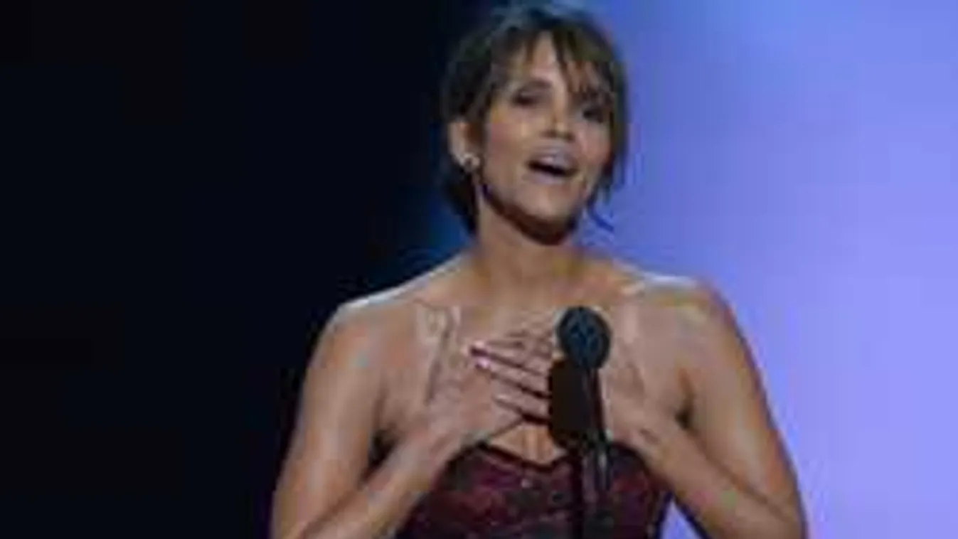 Bugyi nélkül lépett a vörös szőnyegre a sztáranyuka