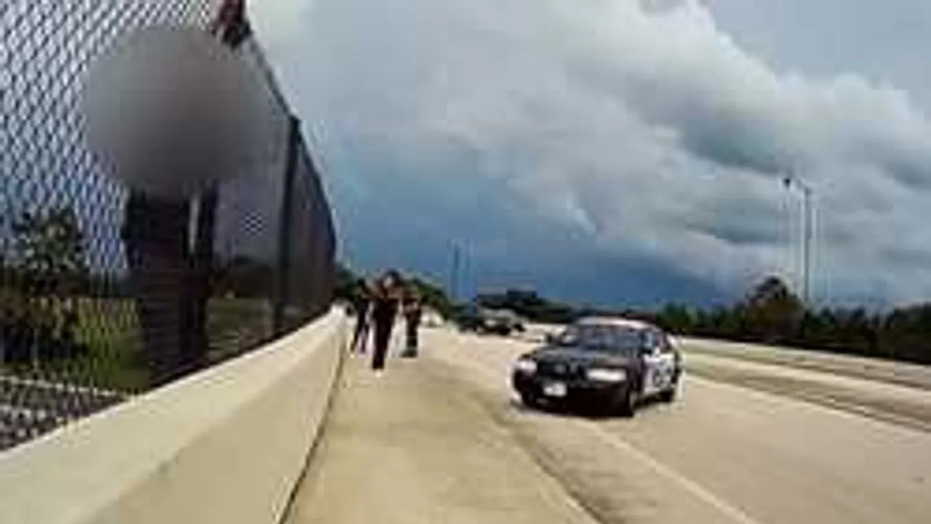 Így mentették meg a rendőrök az öngyilkosságra készülő férfit! - videó