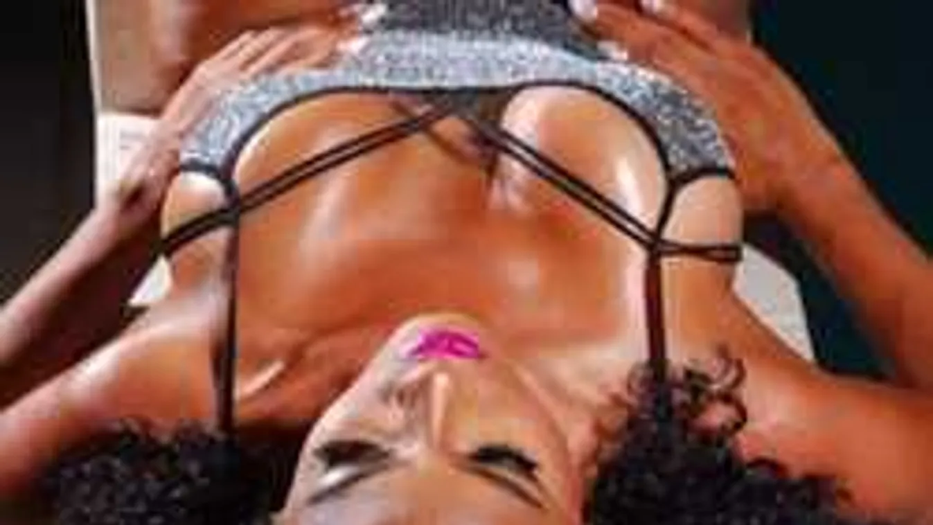 Pucérra vetkőzött a formás mellű műsorvezetőnő, vette a kamera