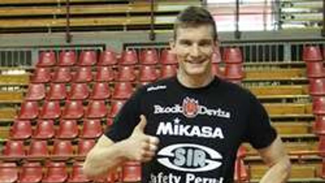 Kerítőnek állt az edző! Twitteren keres csajt a sztárjának