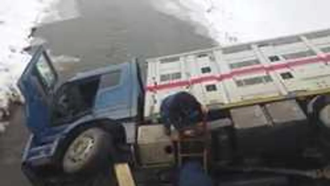 Rémes, két emberrel együtt zuhant egy nyerges vontató a folyóba - Videó