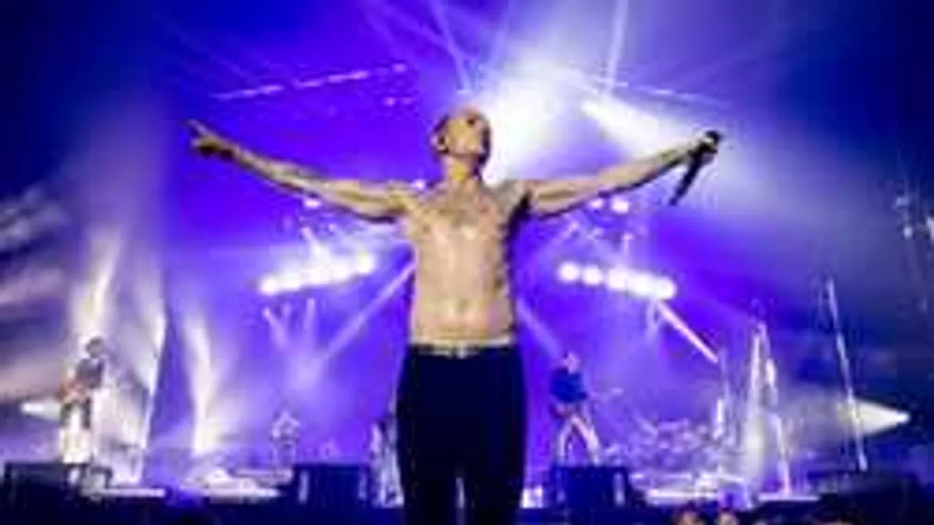 Szívszorító üzenettel búcsúzott az elhunyt énekestől gyászoló felesége