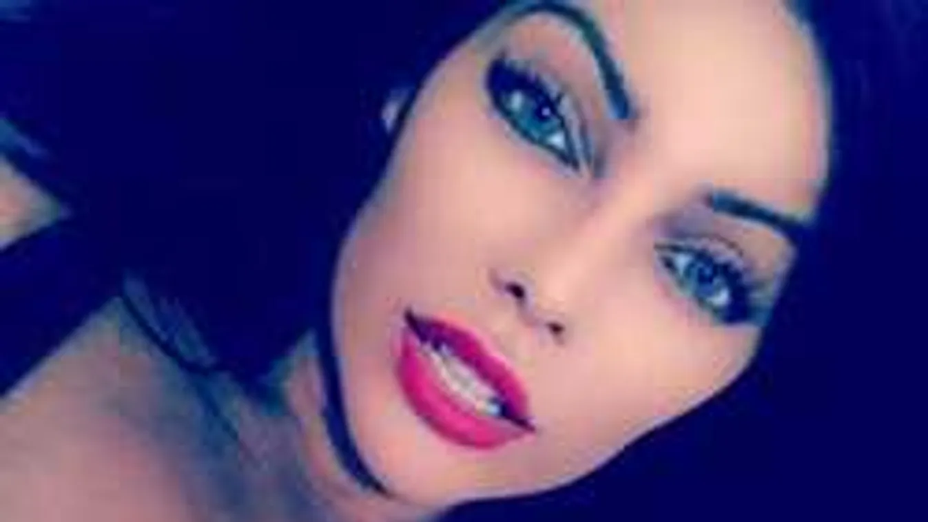 Teljesen meztelenül terpeszt a formás fenekű modell