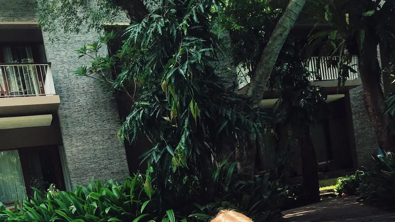 Égnek meredő mellek és széttárt lábak, meztelenül dőlt hanyatt a szemérmetlen álomnő