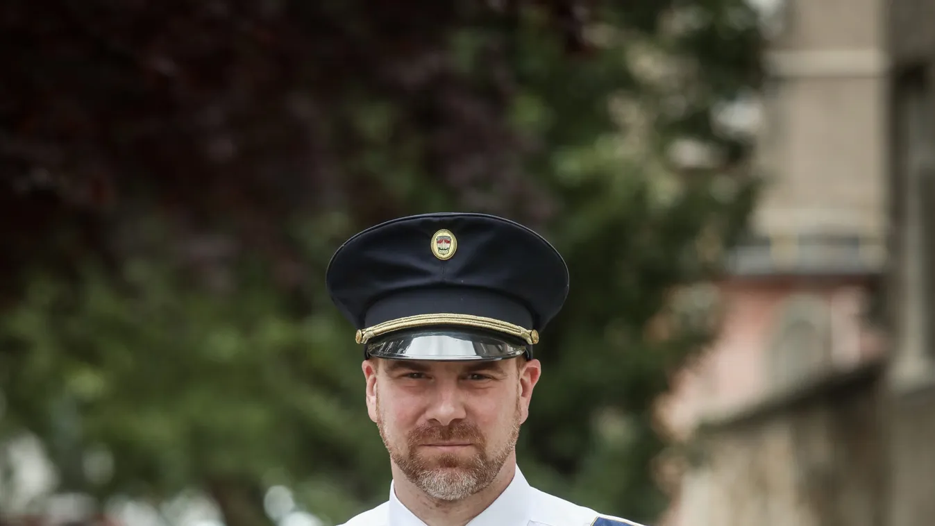„Szerintem nagyon menő dolog névtelenül jót tenni” – ilyen a való életben Gál Kristóf rendőrségi szóvivő