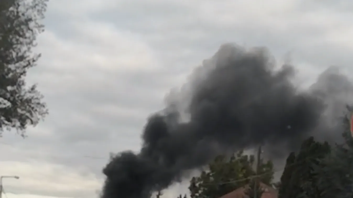 Az út közepén ég egy autó Gárdonyban – videó