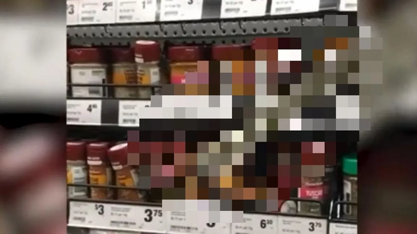 Sokkoló látvány: ez fogadta a fiatal nőt, amikor a fűszerek között válogatott a boltban – videó
