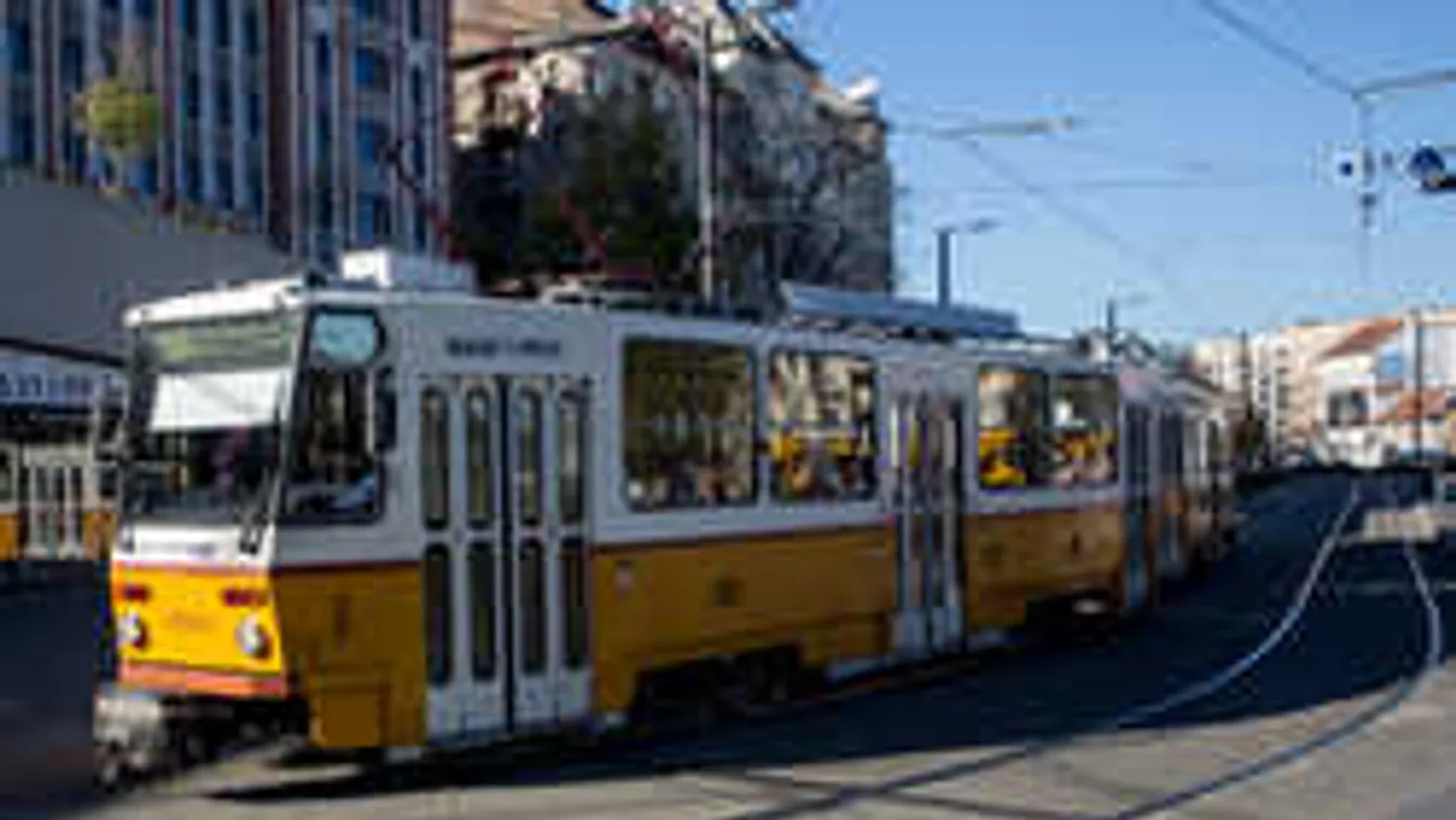 Villamosbaleset történt a fővárosban, beállt fél Buda közlekedése